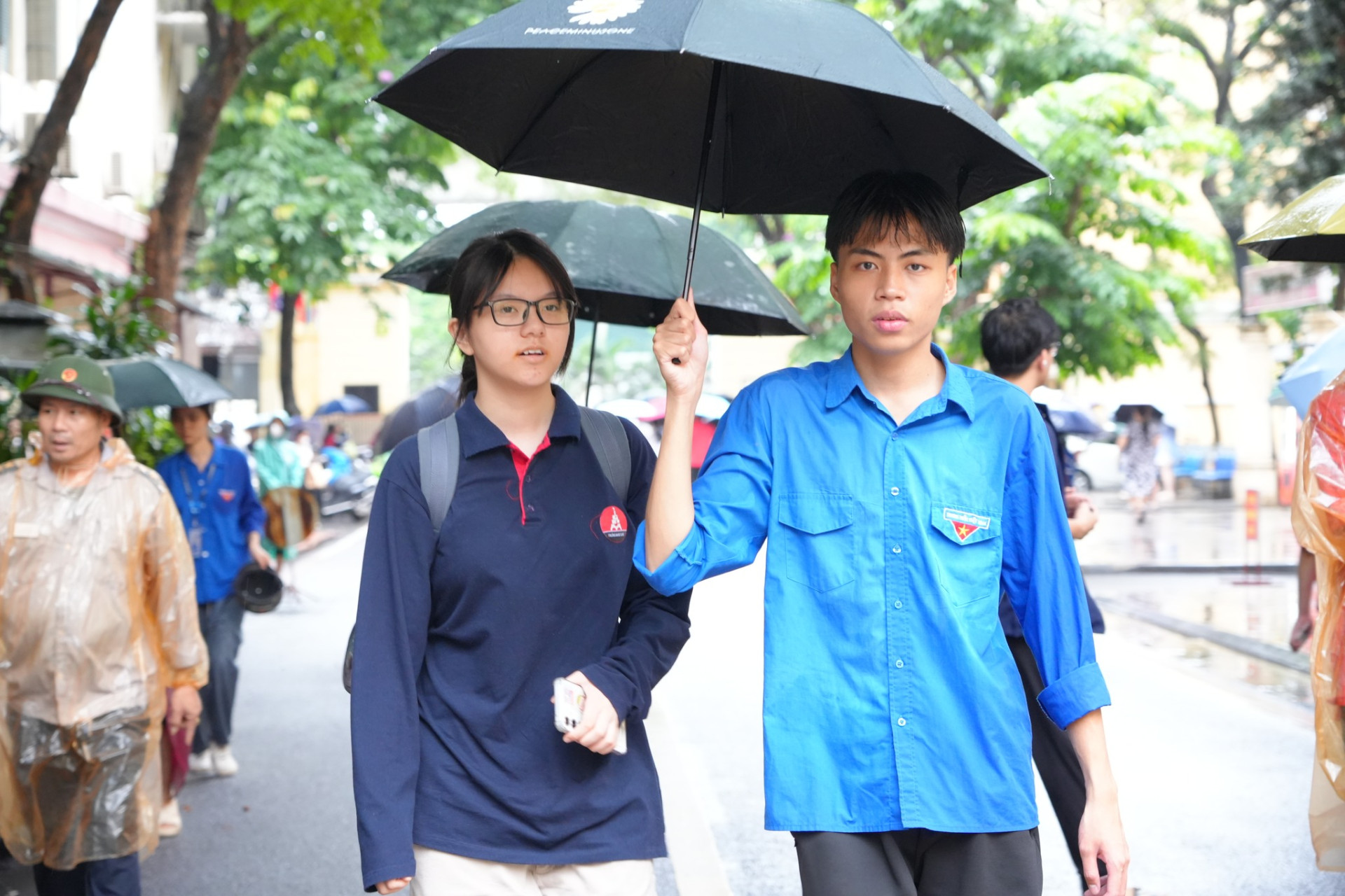 Đoàn viên, thanh niên USSH "Tiếp sức mùa thi" đầy nhiệt huyết tại kỳ thi vào lớp 10 THPT Chuyên KHXH&NV