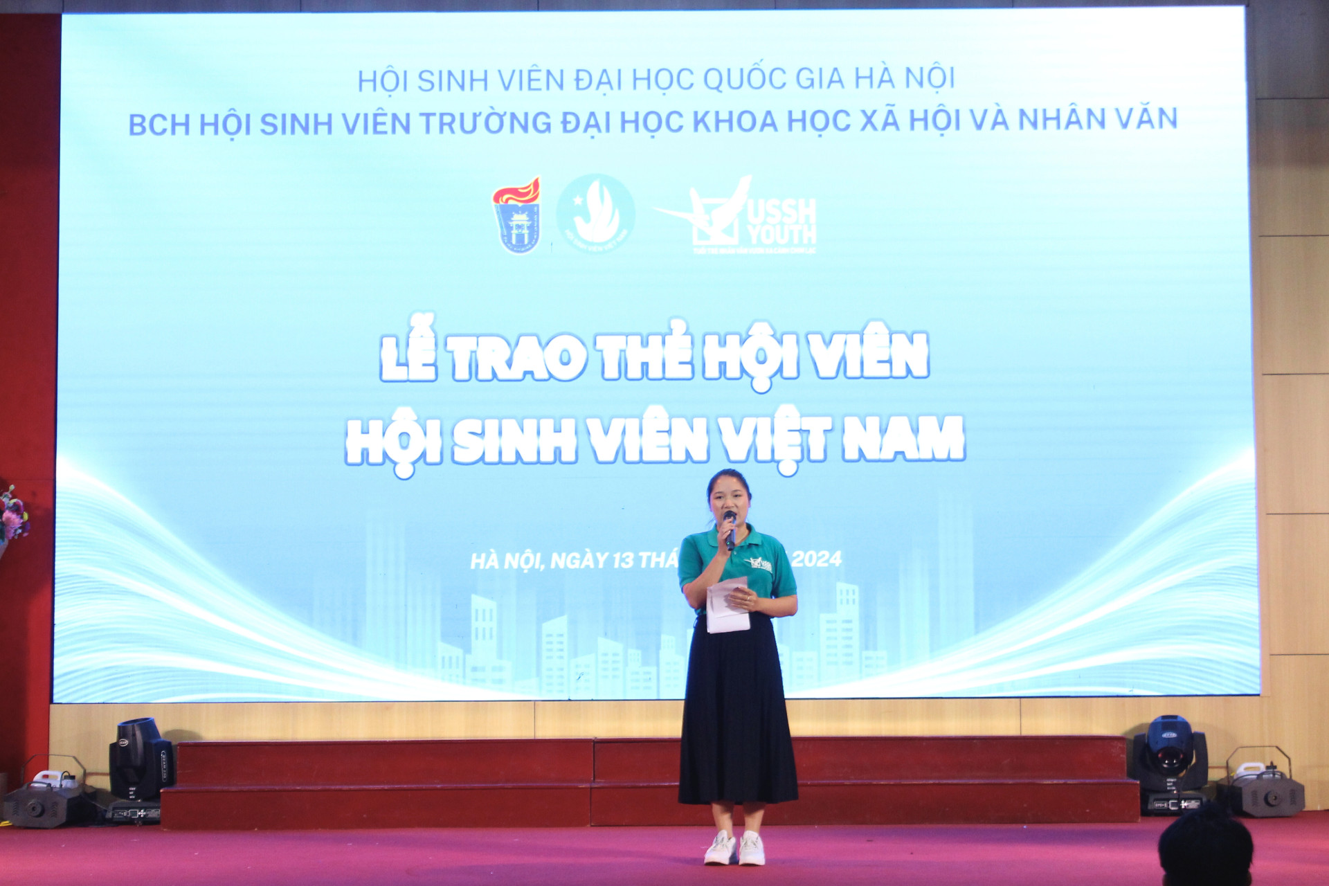 Lễ trao thẻ Hội viên Hội Sinh viên Việt Nam năm học 2024 - 2025. (Ảnh: Đội SVTN Xung kích)