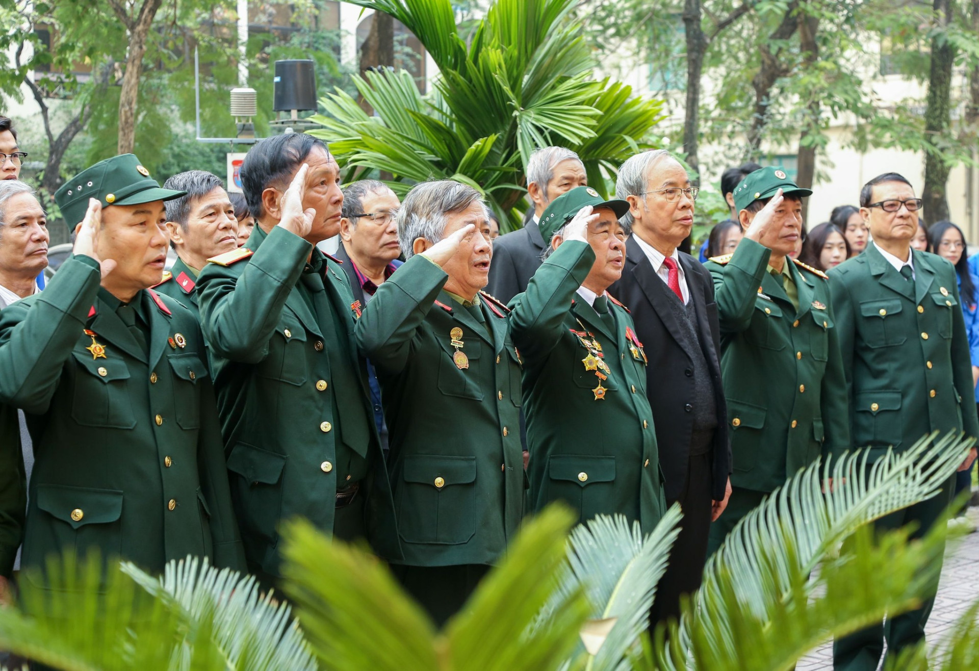 Lính sinh viên Đại học Tổng hợp Hà Nội tham gia Lễ dâng hoa.