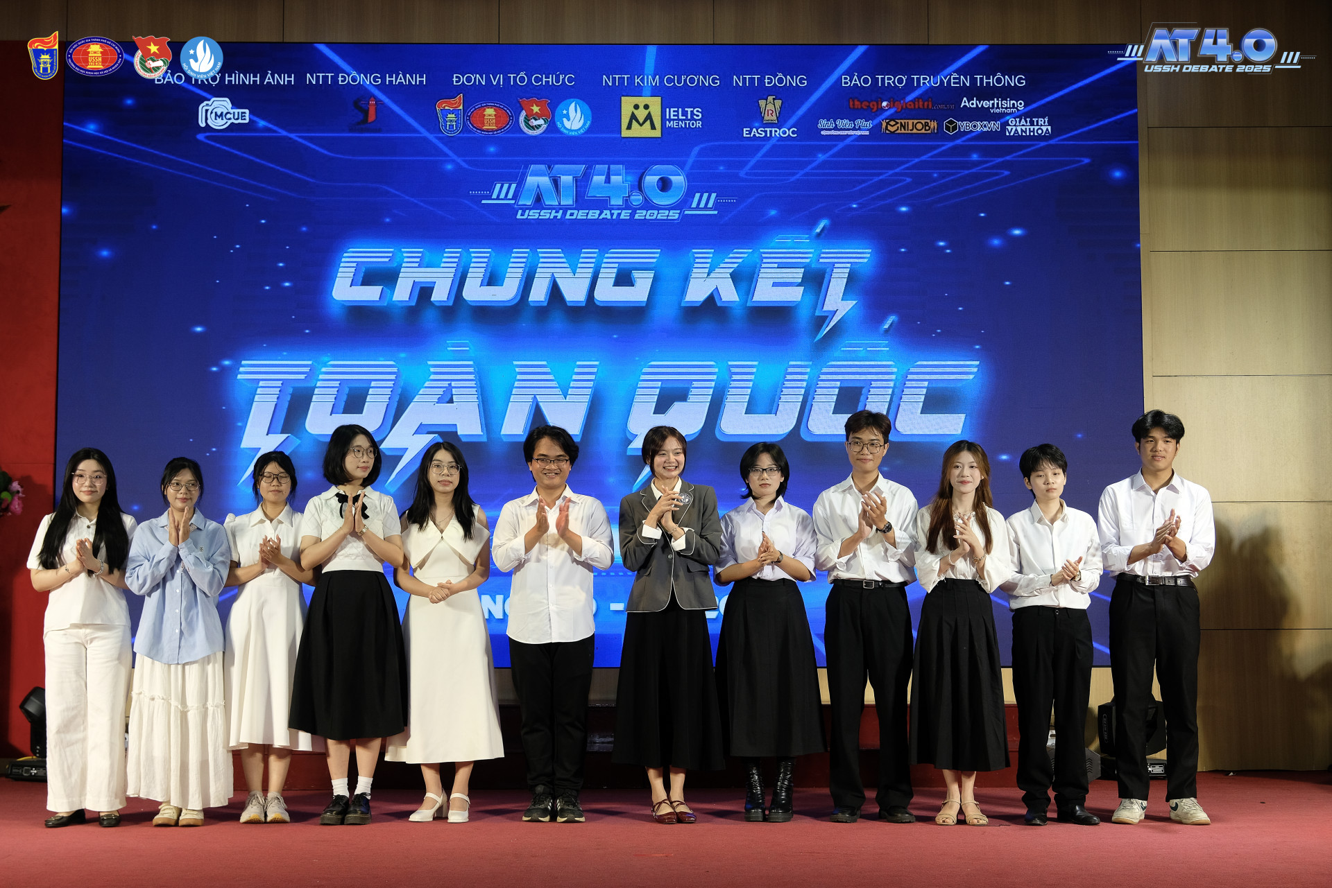 12 thí sinh thuộc top 4 đội thi xuất sắc nhất đến từ 2 trường Nhân văn. 