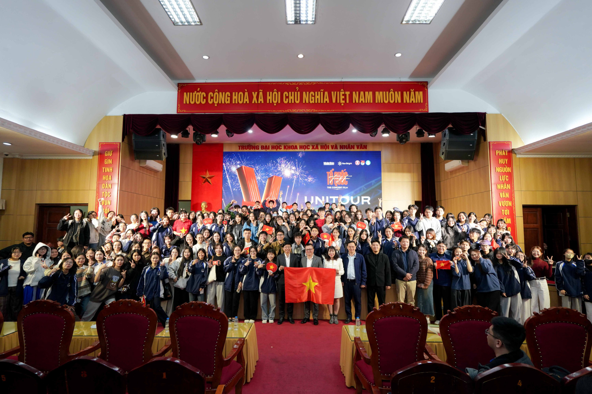 Tiếp nối ngọn lửa yêu nước qua "Tổ Quốc Trong Tim: The Concert Film"