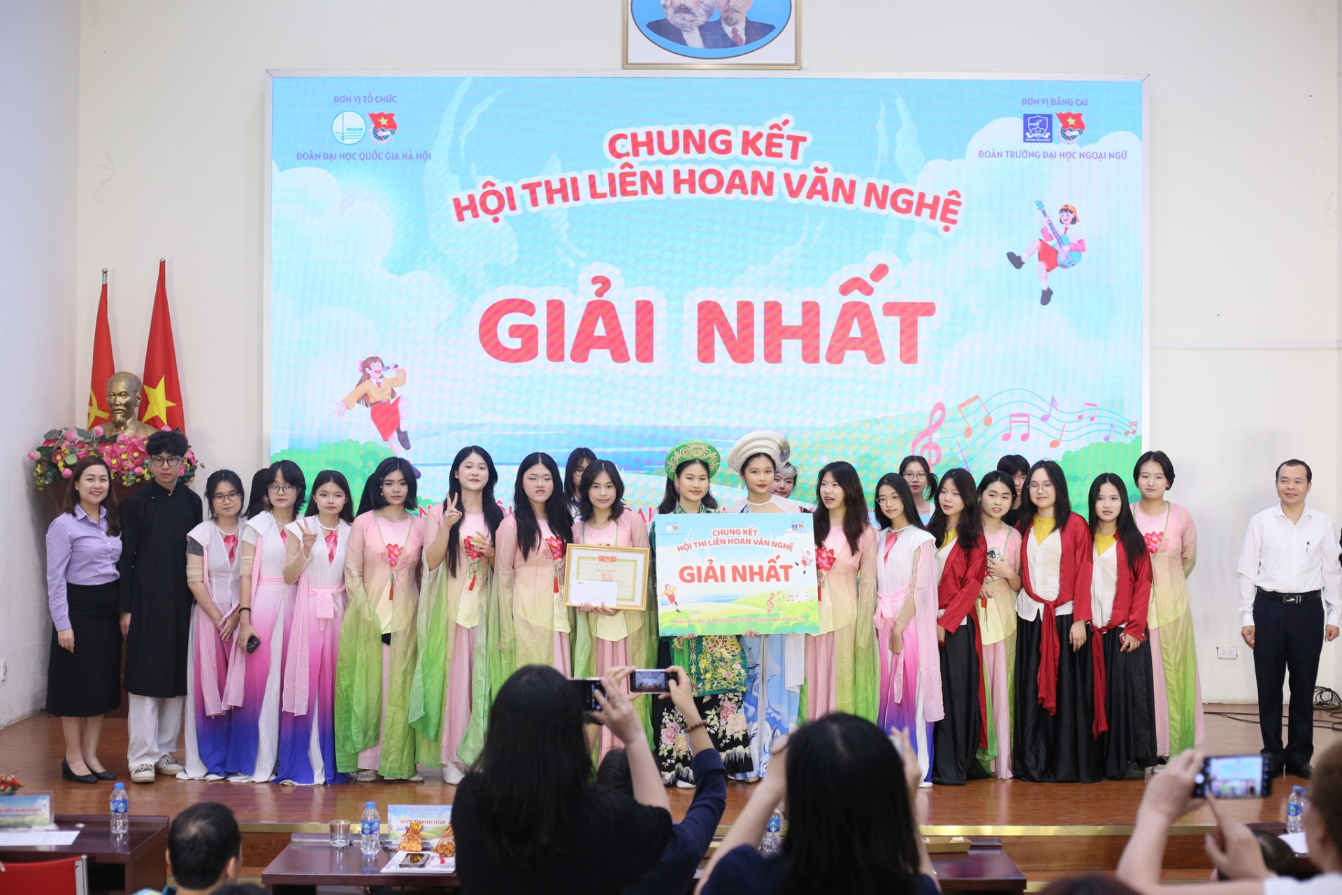 HỌC SINH TRƯỜNG THPT CHUYÊN KHXH&NV ĐẠT NHIỀU GIẢI THƯỞNG, DANH HIỆU TRONG NGÀY HỘI HỌC SINH ĐẠI HỌC QUỐC GIA HÀ NỘI