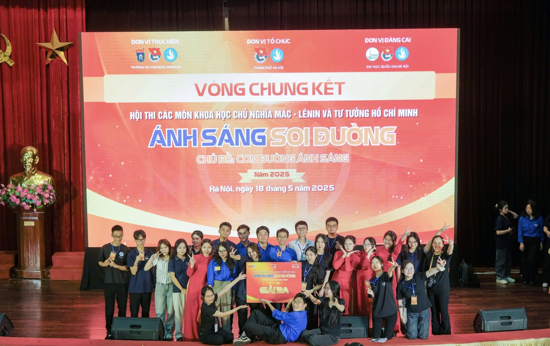ĐỘI TUYỂN TRƯỜNG ĐẠI HỌC KHXH&NV ĐOẠT GIẢI BA TẠI VÒNG CHUNG KẾT HỘI THI CÁC MÔN KHOA HỌC CHỦ NGHĨA MÁC LÊ-NIN, TƯ TƯỞNG HỒ CHÍ MINH - ÁNH SÁNG SOI ĐƯỜNG NĂM 2025