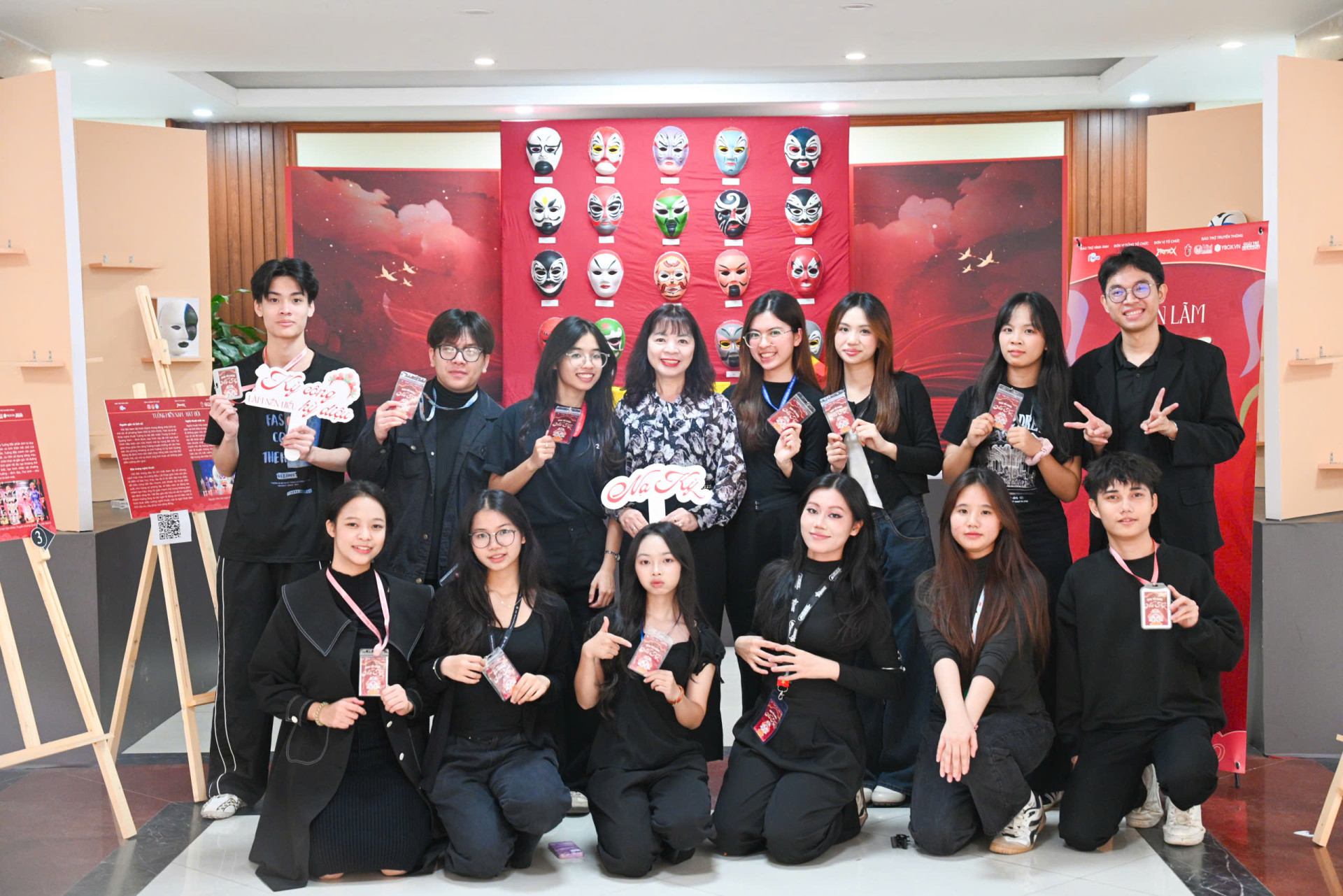 PGS.TS. Đặng Thị Thu Hương - Phó hiệu trưởng Trường Đại học KHXH&NV tham quan tại chương trình.